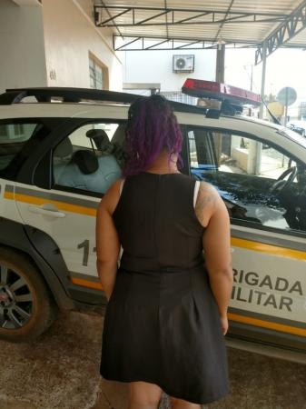 Após os procedimentos legais, a mulher foi encaminhada ao sistema prisional de Três Passos (Foto: Divulgação/Brigada Militar)
