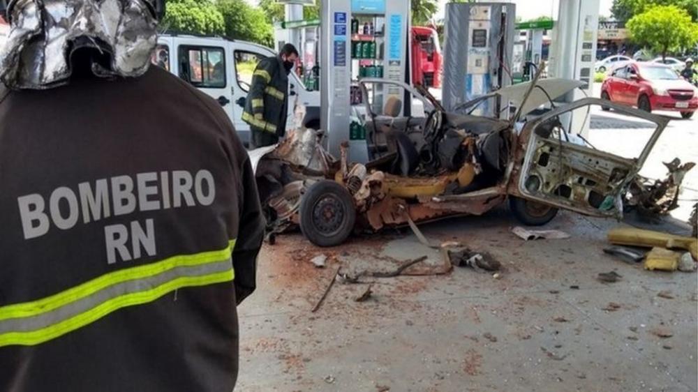 Explosão provocada por conversão clandestina de veículo para GLP em Natal, no Rio Grande do Norte, em 2020. (Foto: Corpo de Bombeiros do RN/Divulgação)