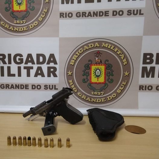 Pistola e munições apreendidas pelos policiais militares (Foto: Divulgação/BM)