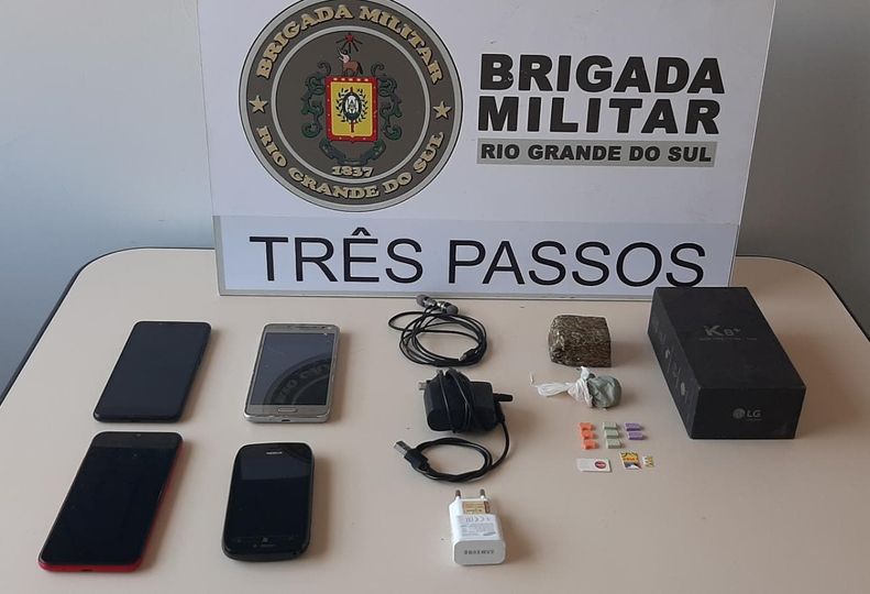 Foram apreendidas quantidades de maconha, cocaína e crack, além de outros materiais (Foto: Divulgação/BM)