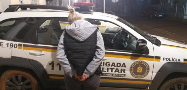 Após os trâmites legais, mulher foi conduzida ao Presídio Estadual de Três Passos (Foto: Divulgação/Brigada Militar)
