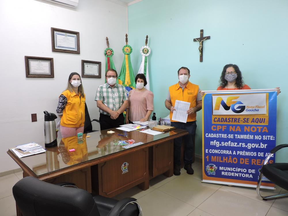 Equipe de tributos do município apresentaram os resultados ao prefeito municipal (Foto: Divulgação)