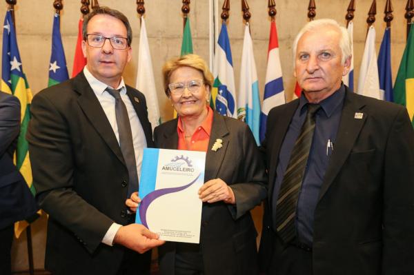 Presidente da Amuceleiro, Everaldo Rolim; secretária Ana Amélia Lemos e o prefeito Ivonir Botton (Foto: Divulgação/Amuceleiro)