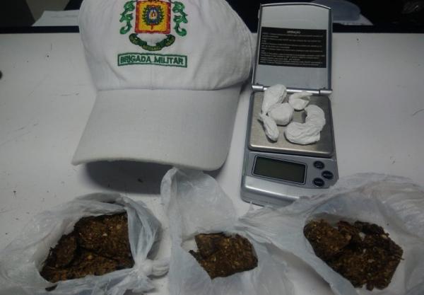 Porções de maconha e de cocaína encontradas em veículo abordado pela guarnição policial (Foto: Divulgação/Brigada Militar)