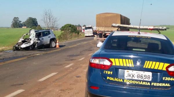 O condutor morreu no local e a identidade dele ainda não foi confirmada. (Foto: Divulgação/PRF)