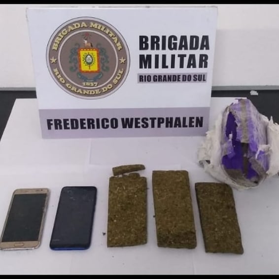 Com o homem foram encontradas 382 gramas de maconha e dois telefones celulares (Foto: Divulgação/BM)