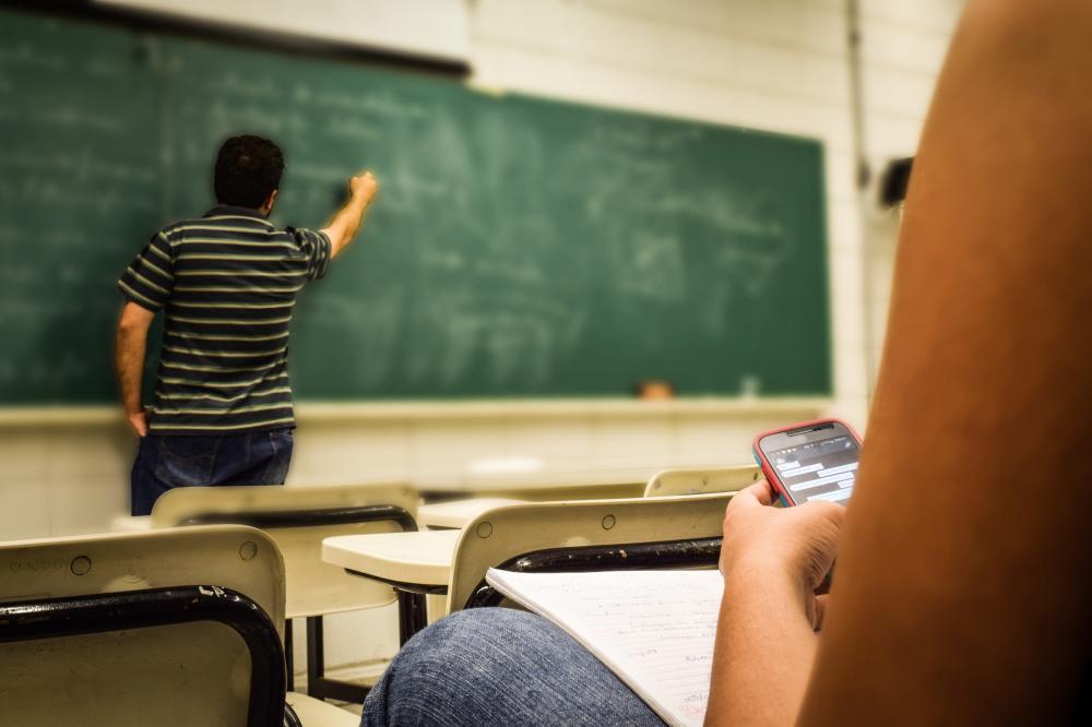 Aumento sutil ocorreu apenas nas matrículas de tempo integral no Ensino Médio; tendência é de queda também no Brasil. (Foto: Reprodução/Pexels)