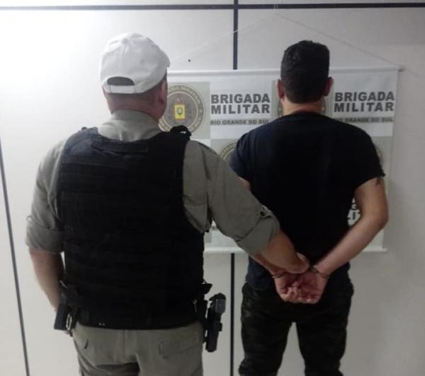 Acusado de tráfico de drogas foi preso por volta das 14 horas desta quarta-feira (19) (Foto: Divulgação/Brigada Militar)