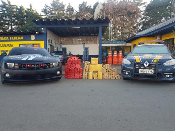 Droga estava no porta malas de um GM Astra que desobedeceu ordem de parada e na fuga, saiu da pista e colidiu contra o barranco (Foto: Divulgação/PRF)