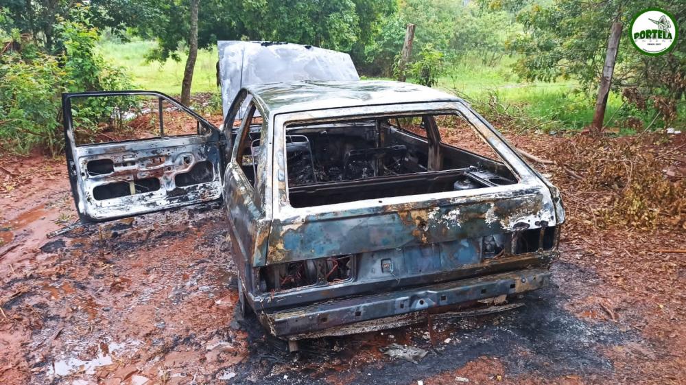 veículo incendiado teve perda total. (Foto: Sandro Medeiros/Portela Online)