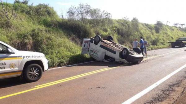 Motorista perdeu o controle da direção e veículo capotou sobre a pista da ERS 330 (Foto: Michel Peter)