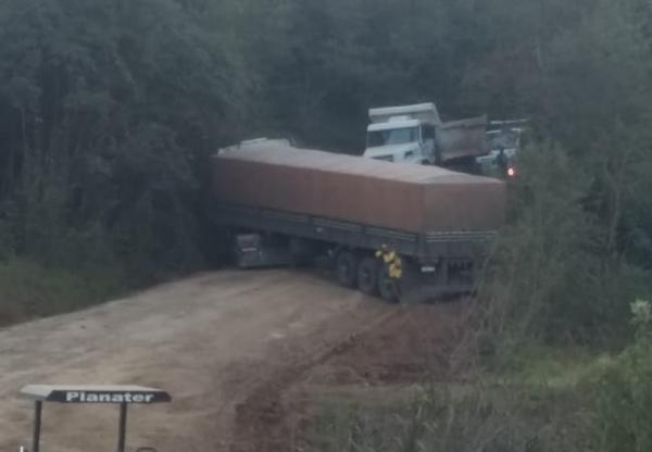 Centenas de carros ficaram aguardando a retirada da carreta. (Foto: Divulgação/In Foco RS)