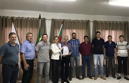 Ato de assinatura do contrato ocorreu no gabinete do centro administrativo (Foto: Divulgação/ASCOM Vista Gaúcha)