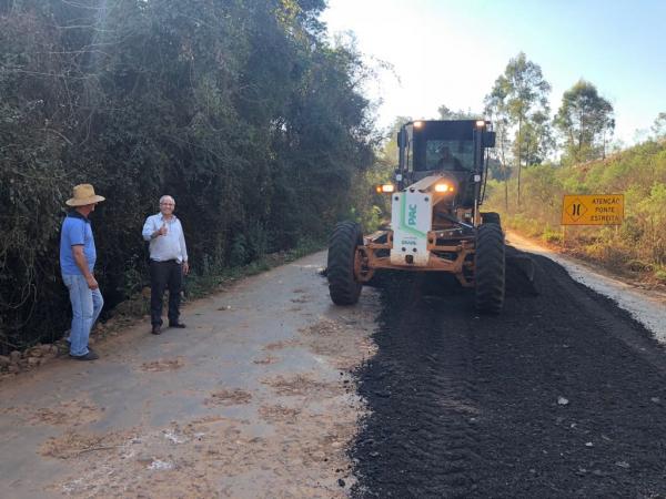 Nesta quinta-feira, caminhões trabalharam no transporte do material e as máquinas pesadas deram início na compactação do solo. (Foto: Divulgação/Ascom/Prefeitura de Campo Novo)