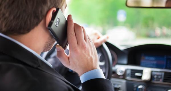Motoristas na faixa etária entre 25 e 34 anos são os que mais utilizam o telefone celular enquanto dirigem (Foto: Reprodução/Ministério da Saúde)