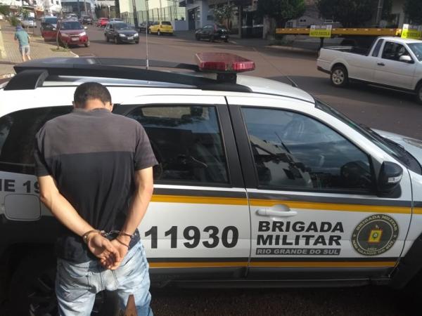 Homem foi encaminhado a Delegacia de Polícia para o registro da ocorrência (Foto: Divulgação/Brigada Militar)