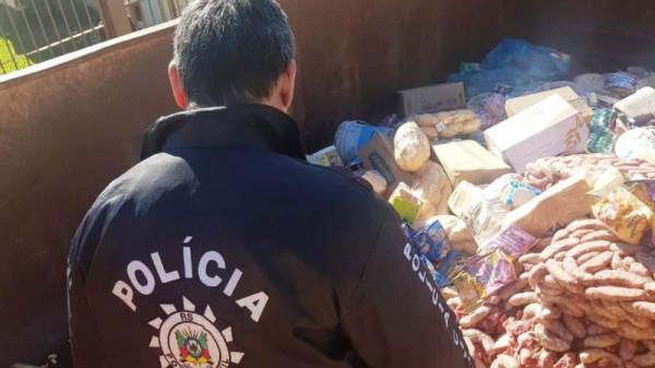 Alimentos impróprios para consumo humano foram recolhidos em três estabelecimentos comerciais (Foto: Divulgação/Polícia Civil)