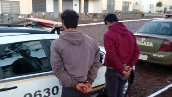 Indivíduos foram abordados e presos após fugir da barreira policial (Foto: Divulgação/Brigada Militar)