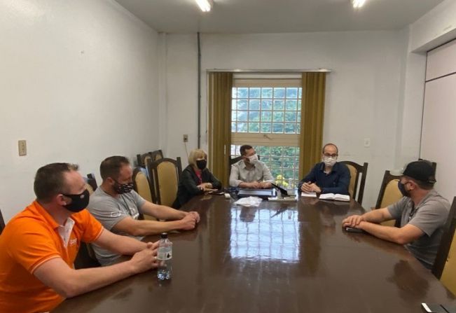 Reunião com empresários do segmento de máquinas e implementos agrícolas (Foto: Divulgação/ASCOM Tenente Portela)