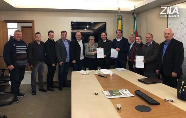 Comitiva da Amuceleiro e Acamrece reunida com o secretário estadual de Logística e Transportes (Foto: Bethania Loblein)