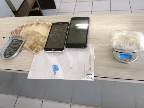 Drogas, dinheiro e celulares apreendidos na tarde desta sexta-feira (28), no bairro Santa Fé (Foto: Divulgação/Brigada Militar)