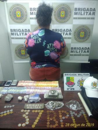 Mulher presa e materiais apreendidos na noite desta sexta-feira (28) (Foto: Divulgação/Brigada Militar)