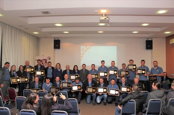 Homenagem às cooperativas singulares (Foto: Divulgação/Cresol Sicoper)