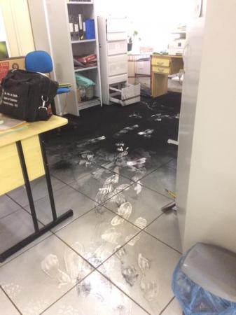 Os criminosos levaram um computador e uma câmera digital (Foto: Valdemir Nascimento/Facebook))