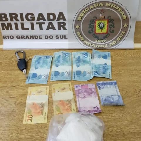 Com a mulher, foram apreendidas cerca de 200 gramas de cocaína e mais dinheiro (Foto: Divulgação/BM)