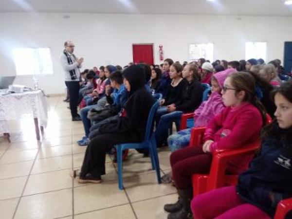 Os alunos receberam informações sobre educação financeira e cooperativismo (Foto: Ascom/Tenente Portela)