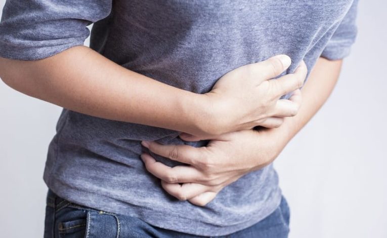 A doença gastrointestinal pode ser acompanhada de dor abdominal, náusea, vômito e febre. (Foto: Reprodução) 