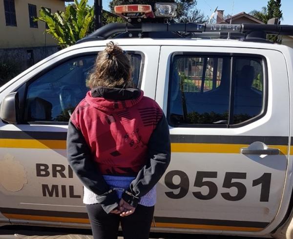 Após o registro da ocorrência, mulher foi conduzida ao Presídio Estadual de Três Passos (Foto: Divulgação/Brigada Militar)