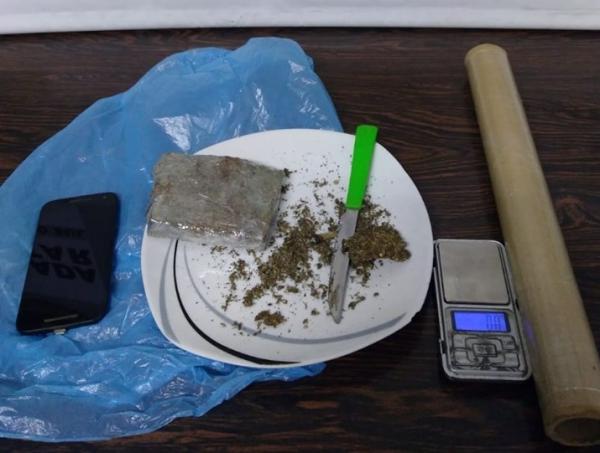 Droga e outros materiais encontrados no automóvel abordado no interior de Frederico Westphalen (Foto: Divulgação/Brigada Militar)