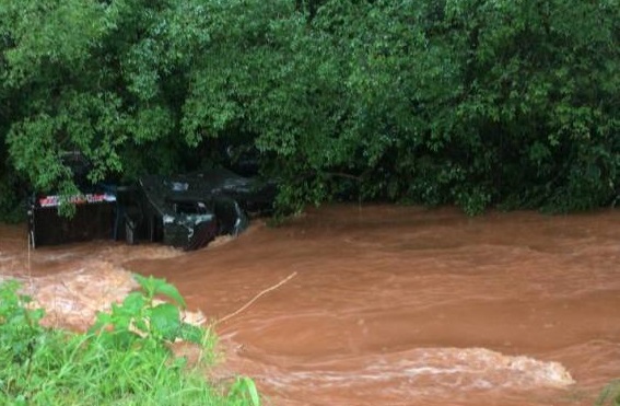 Jipe tombou devido à força da água e empresário foi arrastado pela correnteza (Foto: Reprodução/WhatsApp)