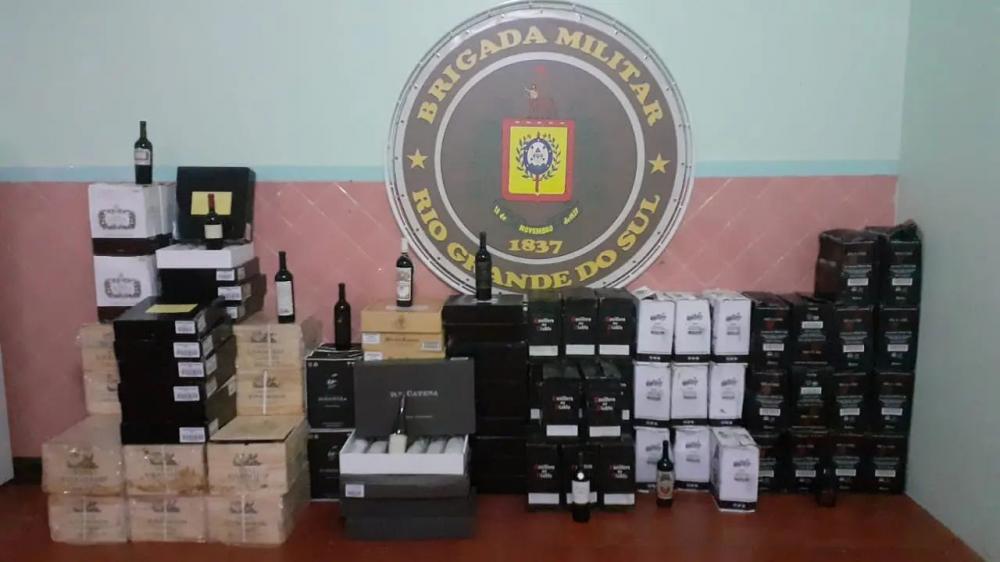Ao todo, foram apreendidas 494 garrafas de bebidas estrangeiras e sem o devido desembaraço aduaneiro (Foto: Divulgação/BM)