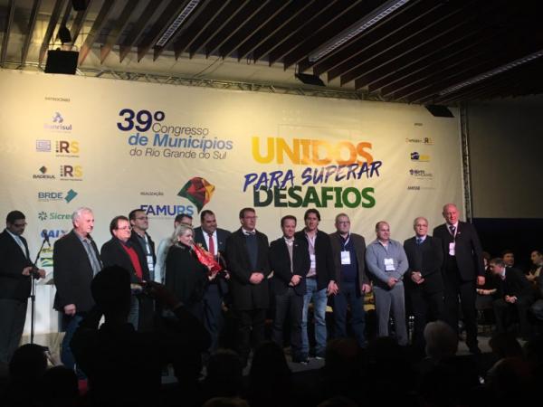 Autoridades da Região Celeiro também prestigiaram a posse da nova diretoria da FAMURS (Foto: Divulgação/ASCOM Tenente Portela)