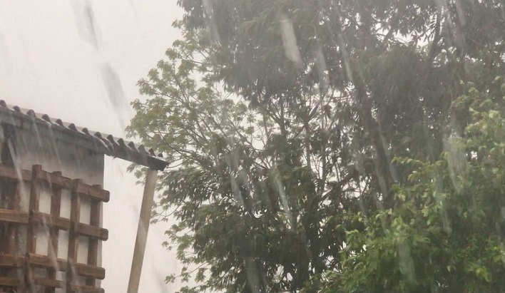 Chuva torrencial durou cerca de 25 minutos (Foto: Diones Roberto Becker)