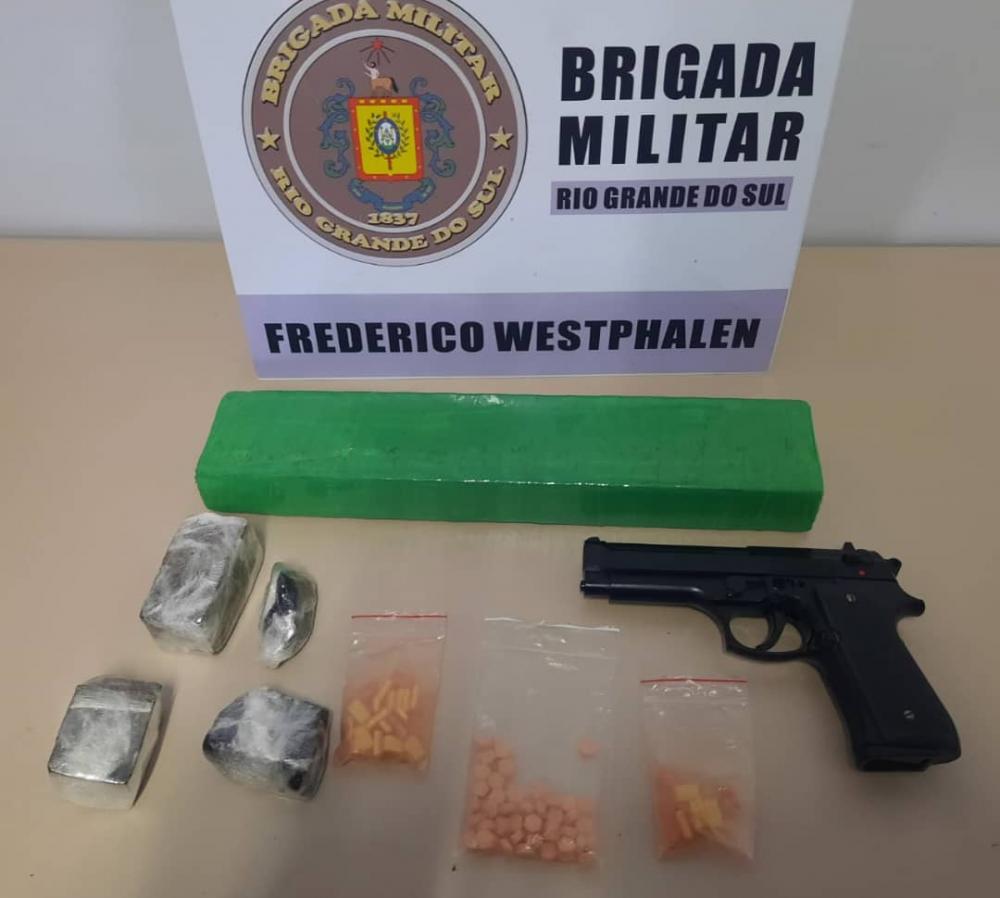 Entorpecentes e outros objetos apreendidos durante abordagem ao indivíduo (Foto: Divulgação/BM)