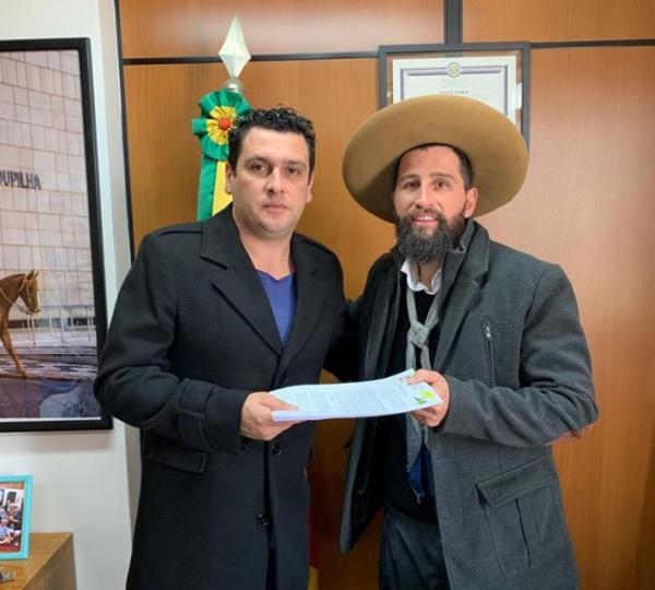 Vereador Afrânio Bertaluci entregando a demanda ao deputado estadual Juliano Franczak (Foto: Divulgação)