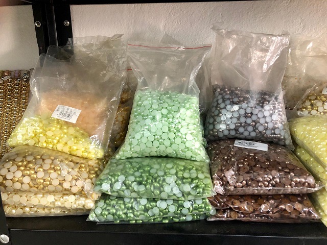 Loja Mix Store é especializada em produtos e acessórios para a customização de cuias, chinelos e outros objetos (Foto: Diones Roberto Becker)