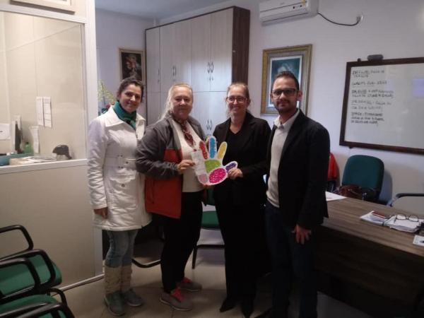 Representantes do Sicredi oficializando a doação do dinheiro ao Hospital Santo Antônio (Foto: Divulgação/Sicredi Tenente Portela)
