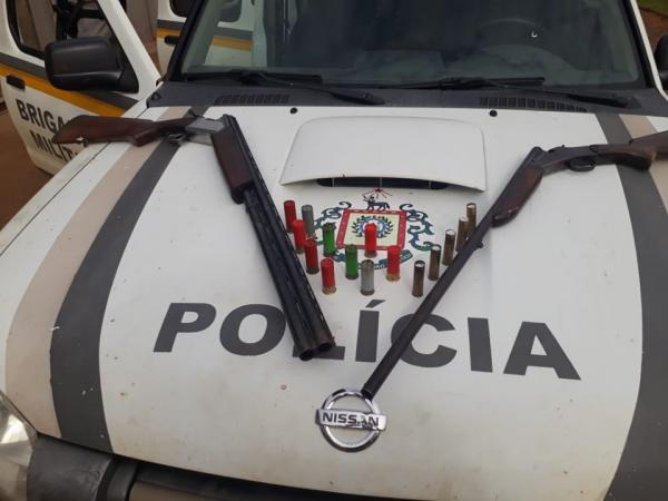 Espingardas e munições apreendidas durante a abordagem na localidade de Linha Bonita (Foto: Divulgação/Brigada Militar)