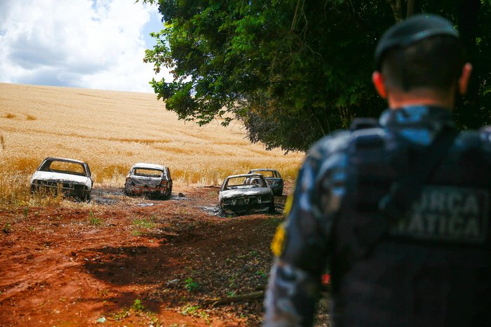 Quatro carros de integrantes do grupo opositor ao cacique de Serrinha foram queimados (Foto: Félix Zucco / Agencia RBS)