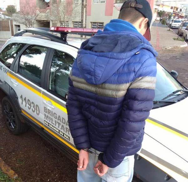 Após a lavratura do flagrante, jovem foi encaminhado ao Presídio Estadual de Três Passos (Foto: Divulgação/Brigada Militar)