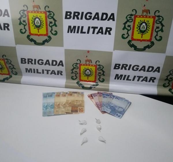 Cocaína e dinheiro apreendidos durante a abordagem (Foto: Divulgação/Brigada Militar)