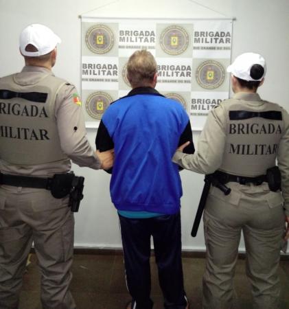 Policiais militares prenderam o homem no início da noite desta quinta-feira (18) (Foto: Divulgação/Brigada Militar)