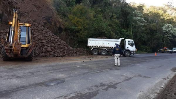 Trabalho de remoção dos entulhos deve ser concluído até o início da tarde deste sábado (20) (Foto: Divulgação/PRF)