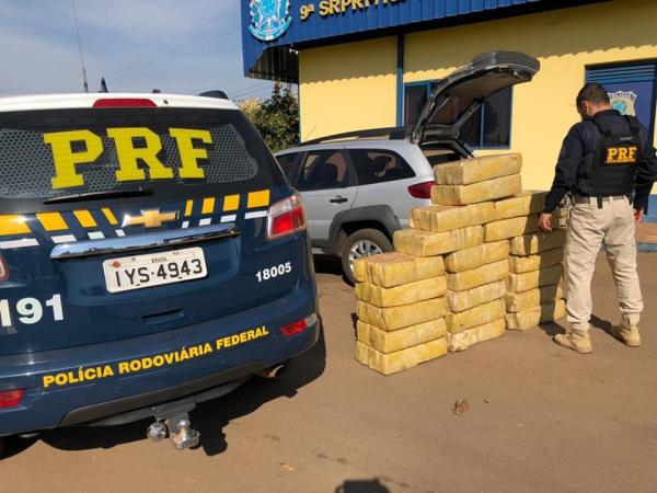 Tabletes de maconha eram transportados em uma Fiat Pálio Weekend com registro de roubo na cidade de Porto Alegre (Foto: Divulgação/PRF)