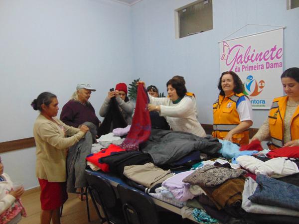 Distribuição das roupas e calçados teve início nesta segunda-feira (22), na Secretaria Municipal de Assistência Social (Foto: Divulgação/ASCOM Redentora)