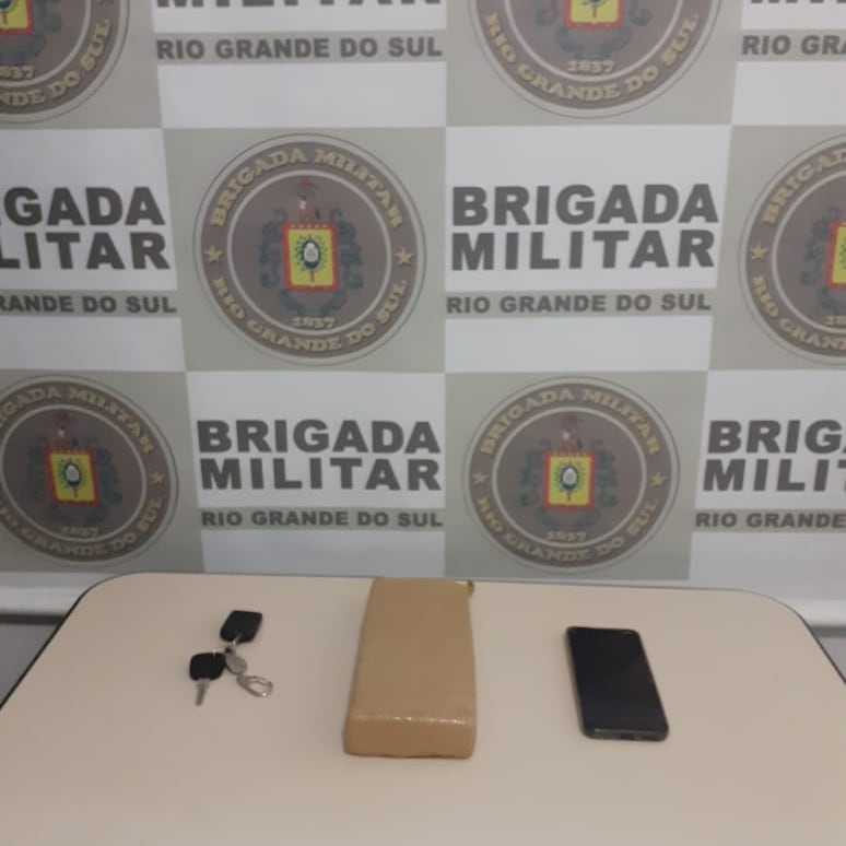 Com o motorista, os policiais militares encontraram um tijolo de maconha pesando 908 gramas (Foto: Divulgação/BM)